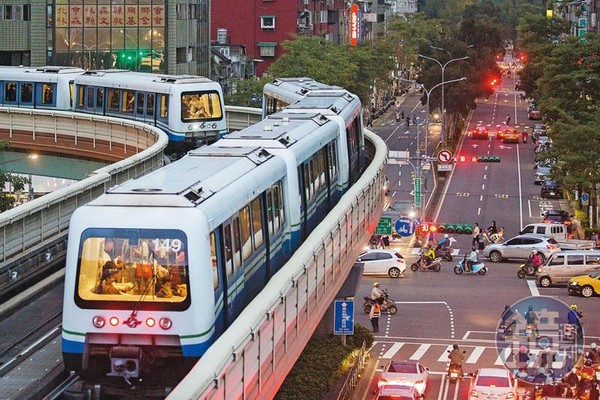 考量物件未來的成長性，可挑選擁有捷運、輕軌題材的重劃區。