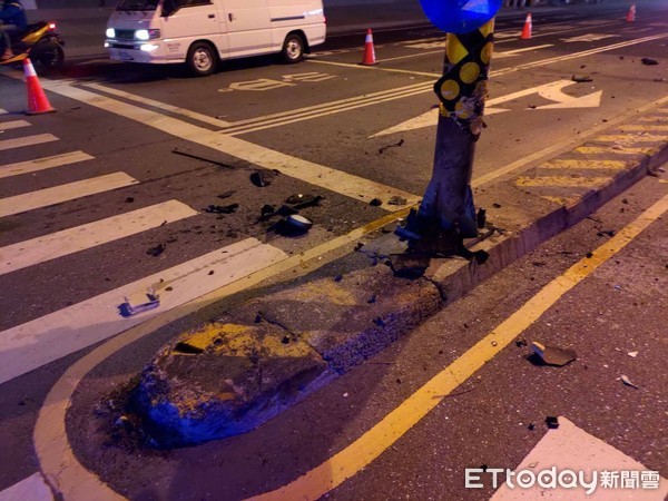 ▲台南市安南區發生自小客車自撞分隔島交通事故，車頭全毀，而駕駛人卻跛腳離開現場，事後1名無傷的蔡姓男子主動到案坦承是小客車駕駛人，警方調查釐清中。（圖／記者林悅翻攝，下同）