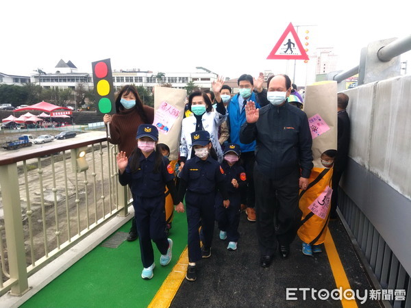 ▲▼宜蘭橋24日第2次通車典禮，縣長林姿妙挨轟是：「割稻仔尾、剪綵王、忽視防疫…」。（圖／記者游芳男攝，下同）