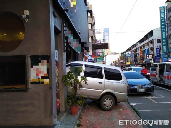 ▲▼  興業路車禍救護           。（圖／記者翁伊森翻攝）