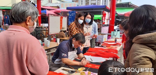 ▲台南市政顧問王平川、蔣崎君，在佳里金唐殿前，舉辦「牛轉乾坤迎新年」名家揮毫贈春聯活動，邀請台南書法名家翁銘宏等人，現場揮毫寫春聯，免費贈予市民朋友。（圖／記者林悅翻攝，下同）