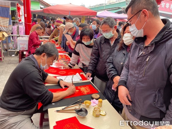 ▲台南市政顧問王平川、蔣崎君，在佳里金唐殿前，舉辦「牛轉乾坤迎新年」名家揮毫贈春聯活動，邀請台南書法名家翁銘宏等人，現場揮毫寫春聯，免費贈予市民朋友。（圖／記者林悅翻攝，下同）