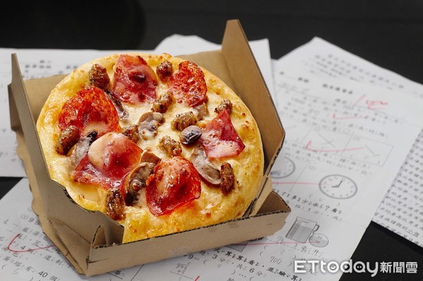 ▲全球最大披薩連鎖品牌達美樂自今（25）日起，只要家中國小或國中學生有100分的考卷，可免費兌換個人披薩一份。（圖／達美樂提供）