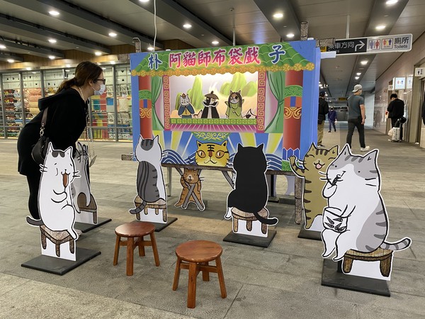 ▲▼位在台中火車站一樓的鐵鹿大街，年節期間推出貓小姐插畫特展，吸引不少人潮。（圖／業者提供）