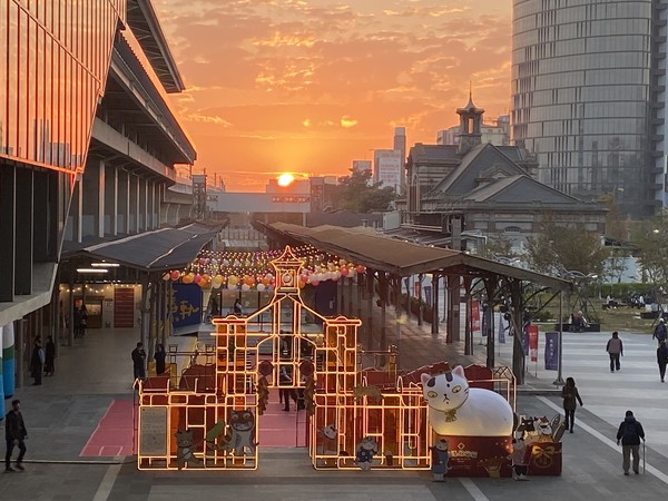 ▲▼位在台中火車站一樓的鐵鹿大街，年節期間推出貓小姐插畫特展，吸引不少人潮。（圖／業者提供）