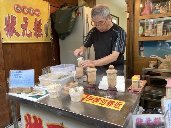 苗栗勝興車站逛老街走鐵軌　客家米食、炸饅頭人氣爆棚排隊也要吃     。（圖／記者廖明慧攝）