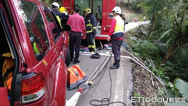 ▲▼宜蘭警方警架設繩索救援墜落深20公尺山谷自小客上男駕駱　。（圖／記者游芳男翻攝，下同）