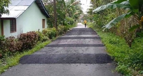▲▼Nor Muhamad Roslam Harun在住家旁的小路自費修了11個路墩。（圖／翻攝自Facebook／Geng Keselamatan Negara）
