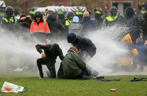 ▲▼荷蘭阿姆斯特丹警方以強力水柱驅散示威者。（圖／路透）