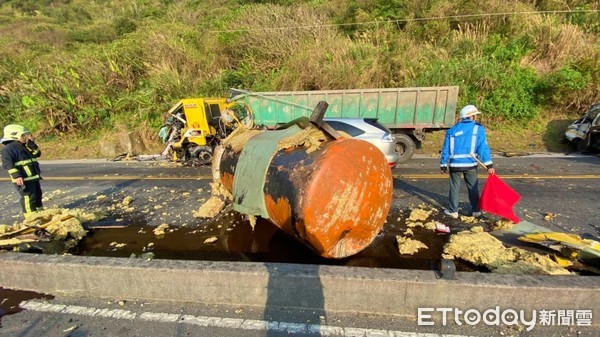 ▲貢寮濱海公路113K砂石車與貨車擦撞 貨車載運廢油噴飛灑整路...2人送醫。（圖／記者郭世賢翻攝）