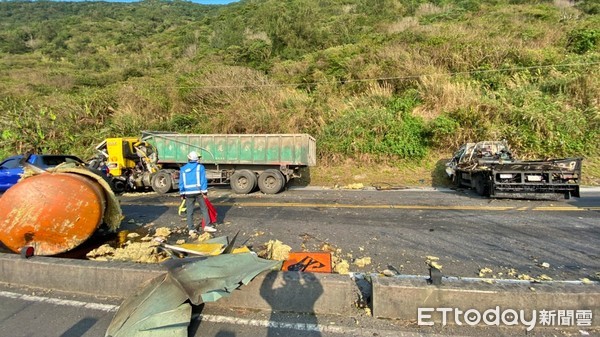 ▲貢寮濱海公路113K砂石車與貨車擦撞 貨車載運廢油噴飛灑整路...2人送醫。（圖／記者郭世賢翻攝）