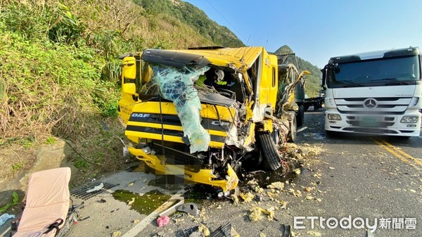 ▲貢寮濱海公路113K砂石車與貨車擦撞 貨車載運廢油噴飛灑整路...2人送醫。（圖／記者郭世賢翻攝）