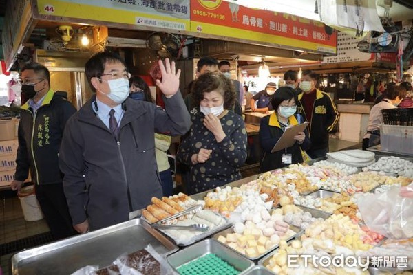 ▲台南市長黃偉哲會同經濟發展局、市場處、法制處消保官，至全台南最老的水仙宮公有市場查訪各類商品販售價格，嚴防哄抬物價，保障消費者權益。（圖／記者林悅翻攝，下同）