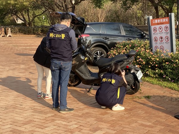 ▲台中重機男疑自摔刮地痕2.2公分，陳屍草叢，當時機車還壓在身上。（圖／民眾提供）