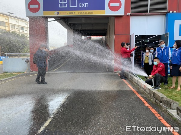 ▲雲林縣長張麗善親自抽檢查驗大賣場滅火器。（圖／記者蔡佩旻攝）