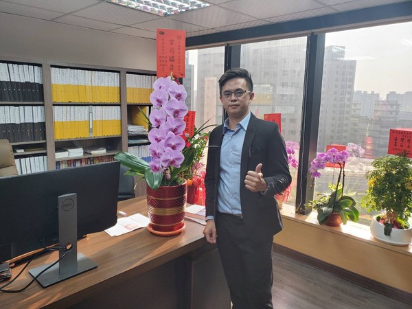 ▲▼法碁律師事務所開幕，竟有人送「官司纏身」賀詞，翁晨貿回說，好同學不介意。（圖／翁晨貿律師提供）