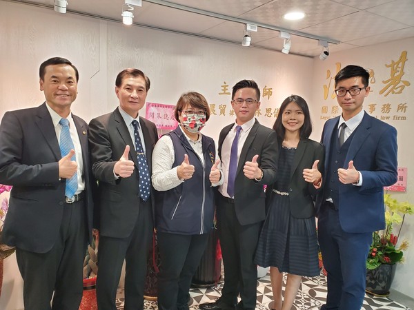 ▲▼法碁律師事務所開幕，竟有人送「官司纏身」賀詞，翁晨貿回說，好同學不介意。（圖／翁晨貿律師提供）