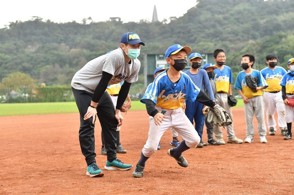 ▲陳冠宇、陳聖平指導基隆家扶中心棒球隊。（圖／YYsports提供）