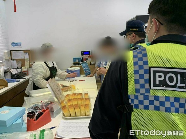 ▲失智少女在麵包店結帳櫃檯徬徨呆站 基隆暖警駕警車溫馨助返家。（圖／記者郭世賢翻攝）