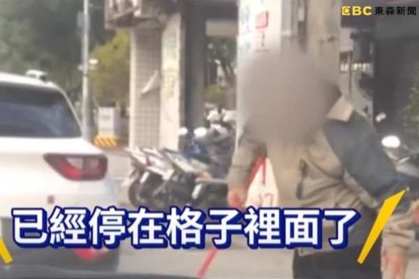 ▲▼台中路邊停車…鎖店老闆殺出「逼移車」！女怒：我就停在格子裡啊。（圖／東森新聞）