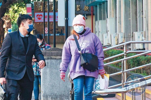 王女先前偵查及審理時擔下一切，一審遭判須繳74萬元罰金及犯罪所得，高院開庭時，她向法官表示自己已走投無路。