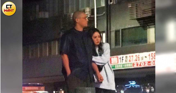 當街摸摸樂1／摸臀摟腰伸褲袋　蔣友柏牽女特助　街頭情趣滿點