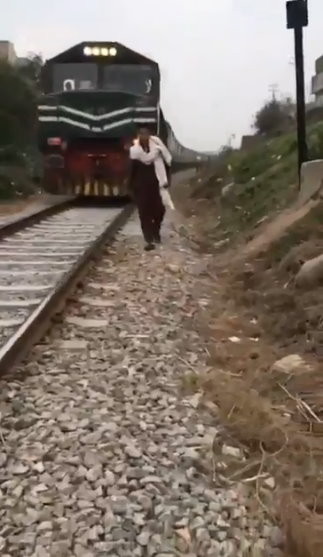 火車狂叭5次！18歲男走鐵軌旁拍抖音遭撞飛慘死　掌鏡友嚇傻。（圖／翻攝Malik Ali Raza推特）