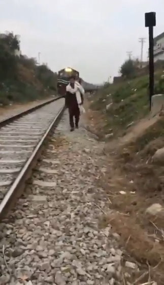 火車狂叭5次！18歲男走鐵軌旁拍抖音遭撞飛慘死　掌鏡友嚇傻。（圖／翻攝Malik Ali Raza推特）