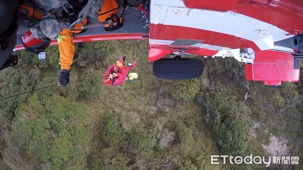 ▲空勤直升機執行吊掛下山送醫。（圖／空勤總隊提供）