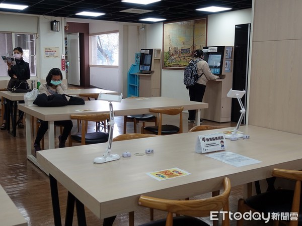 ▲▼  嘉義市圖書館加強防疫 座位調整梅花座 提供讀者安心閱讀環境           。（圖／記者翁伊森翻攝）