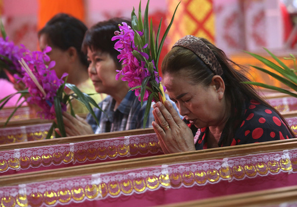 ▲泰國曼谷郊區塔金寺（Takien temple）2018年12月31日舉行模擬葬禮儀式。。（圖／達志影像／美聯社）