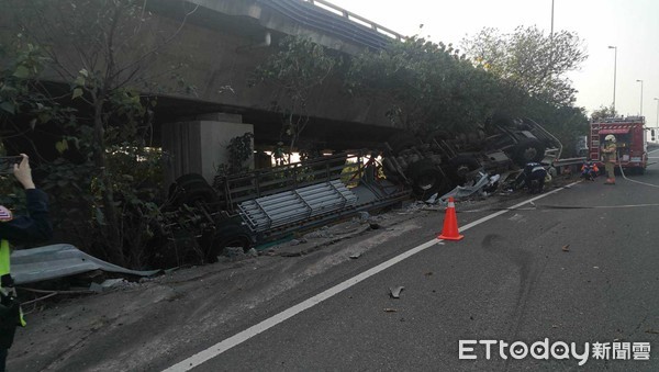 ▲國道8號西向9.4公里新市交流道入口處，一部槽車由42歲鐘姓駕駛人駕駛，行駛至該路段時因不明原因往左側翻覆而肇事，鐘男無生命跡象，送醫搶救中。（圖／記者林悅翻攝，下同）