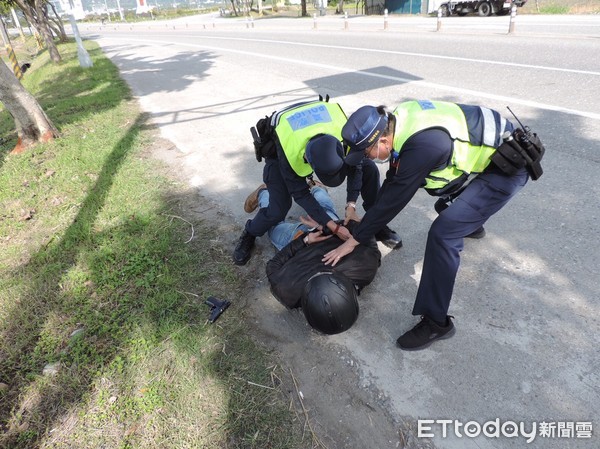 ▲▼2名重機歹徒從銀行逃逸後遭警網攔阻圍捕，動作十分逼真。（圖／玉里分局提供，下同）