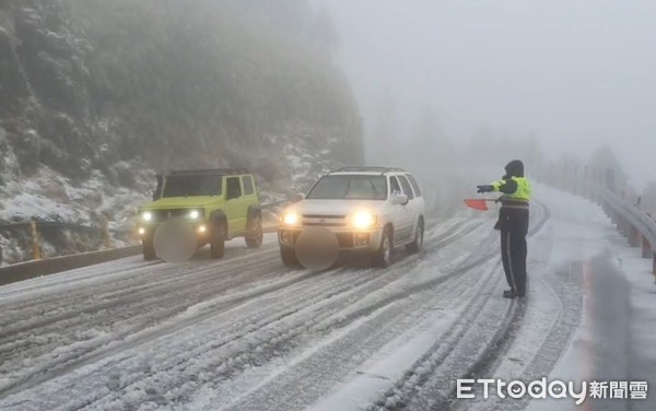 ▲氣象局發布低溫特報，公路總局不排除封閉道路或管制交通，限加掛雪鏈車輛通行。 （圖／記者王兆麟翻攝，資料照片）