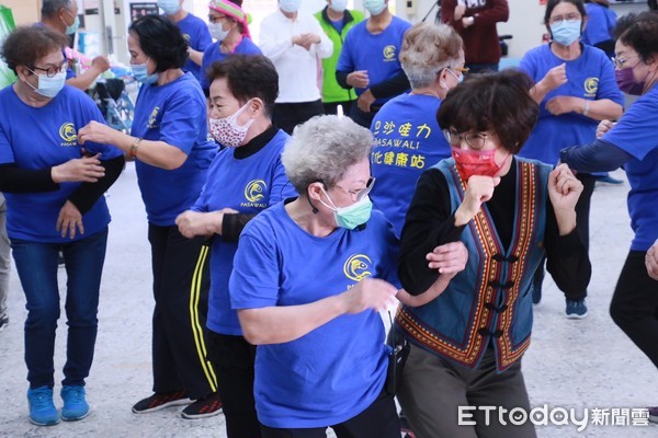 ▲台東縣長饒慶鈴親赴文化健康站關切萊豬篩檢，台北市議員羅智強現身力挺。（圖／台東縣政府提供，下同）