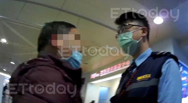 ▲▼上海返台男子不配合機場防疫，竟動手將女檢疫官推倒在地。（圖／讀者提供）
