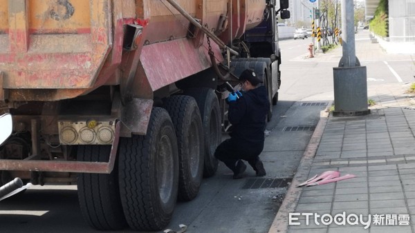 ▲▼台北市文林橋上死亡車禍，一名女機車騎士在橋上與砂石車發生碰撞，當場遭輾斃死亡。（圖／記者黃彥傑攝）