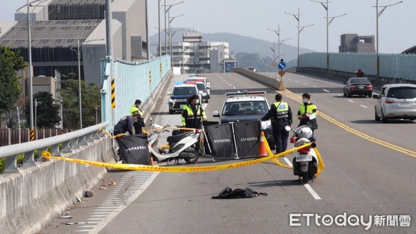 ▲▼台北市文林橋上死亡車禍，一名女機車騎士在橋上與砂石車發生碰撞，當場遭輾斃死亡。（圖／記者黃彥傑攝）