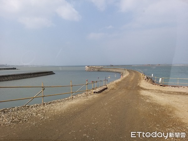 ▲▼林口發電廠外海一女落海命危。（圖／記者陳豐德翻攝）