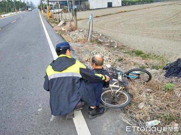 ▲枋寮警分局建興所副所長林柏明、警員莊鴻德協助鄭姓退休師送醫             。（圖／記者陳崑福翻攝）