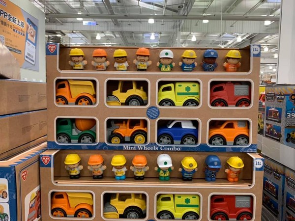 ▲8台玩具工具車和8個人偶。（圖／翻攝自臉書／好市多商品經驗老實說）