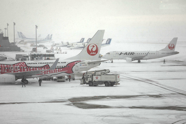 ▲▼  日本福岡機場8日也降下大雪，航班取消。（圖／達志影像／美聯社）