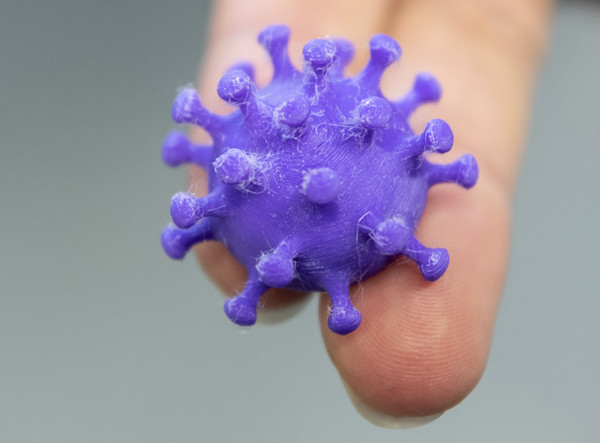 ▲德勒斯登大學醫院利用3D列印技術製作的新冠肺炎病毒模型。(圖／達志影像／美聯社) 