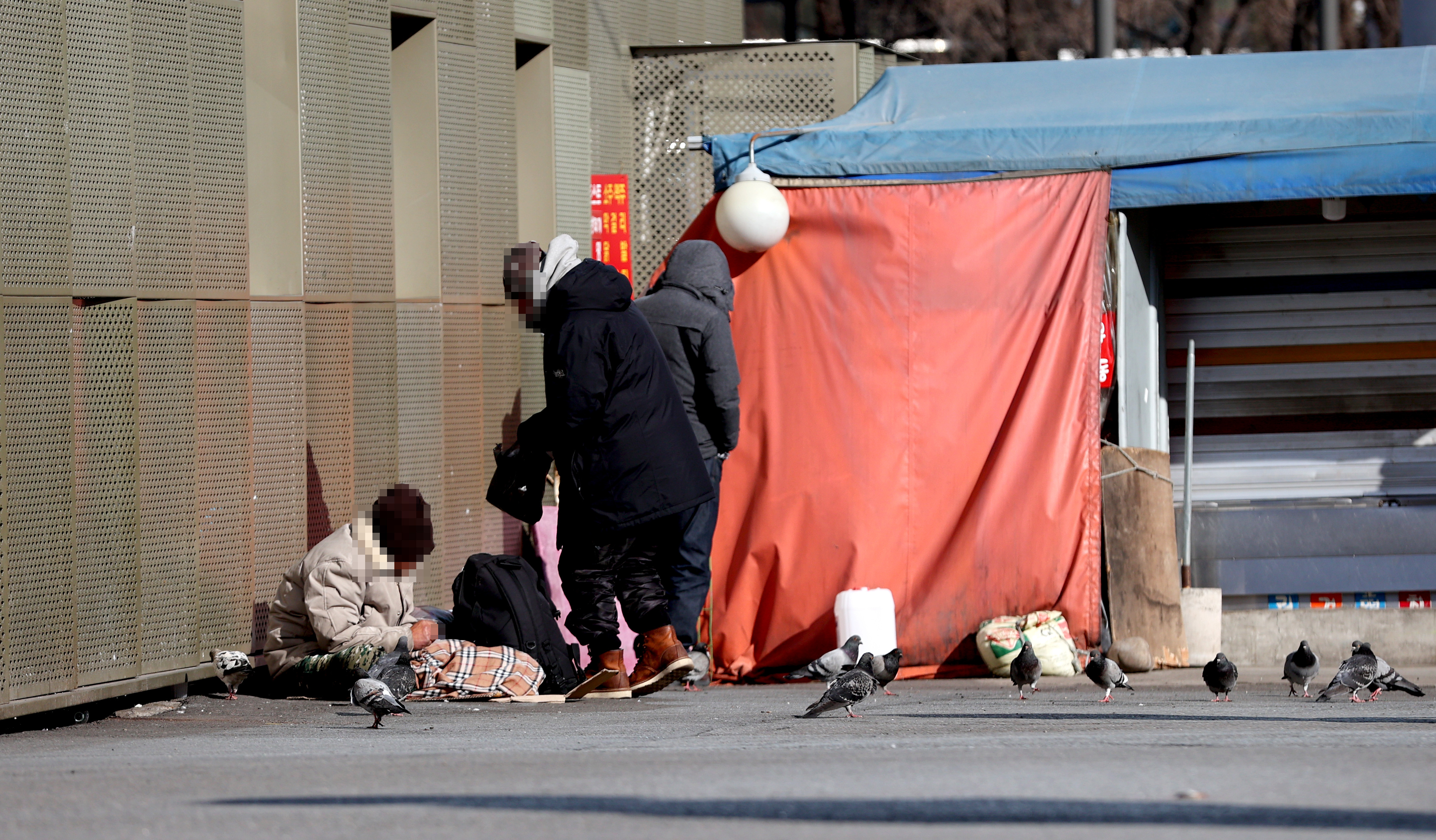 ▲▼首爾車站前廣場無家可歸的街友，已有39人感染新冠肺炎。（圖／達志影像）