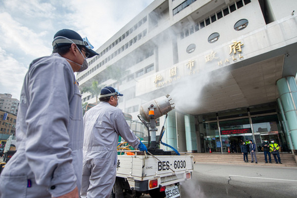 ▲台南挺桃園，支援防疫物資及協助環境消毒。（圖／市府提供）