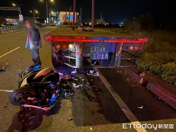 ▲▼拖板車司機違停路邊小解　19歲騎士追撞車尾當場爆頭慘死。（圖／民眾提供）