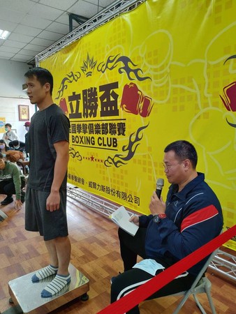 ▲中華拳擊總會理事長王中原（右）親自為選手過磅。（圖／威爾力斯公司提供）