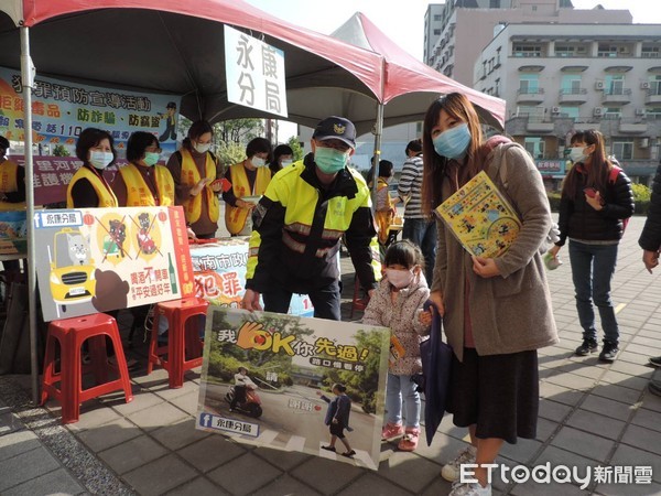 ▲永康分局特結合2021年永康社教館舉辦之「福牛賀新春」活動，向參與之遊客民眾實施春節期間預防犯罪、交通宣導。（圖／記者林悅翻攝，下同）