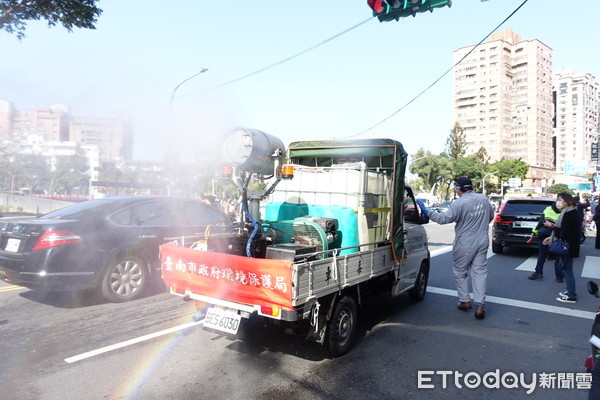 ▲台南市環保局出動砲霧消毒車、消毒車各一輛與8名消毒人員，與桃園市政府環保局人員併肩防疫，一起進行戶外環境消毒。（圖／記者林悅翻攝，下同）