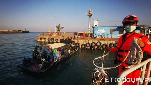 ▲海巡署恆春海巡隊將膠筏拖回枋寮漁港，順利完成救援任務            。（圖／記者陳崑福翻攝，以下同）